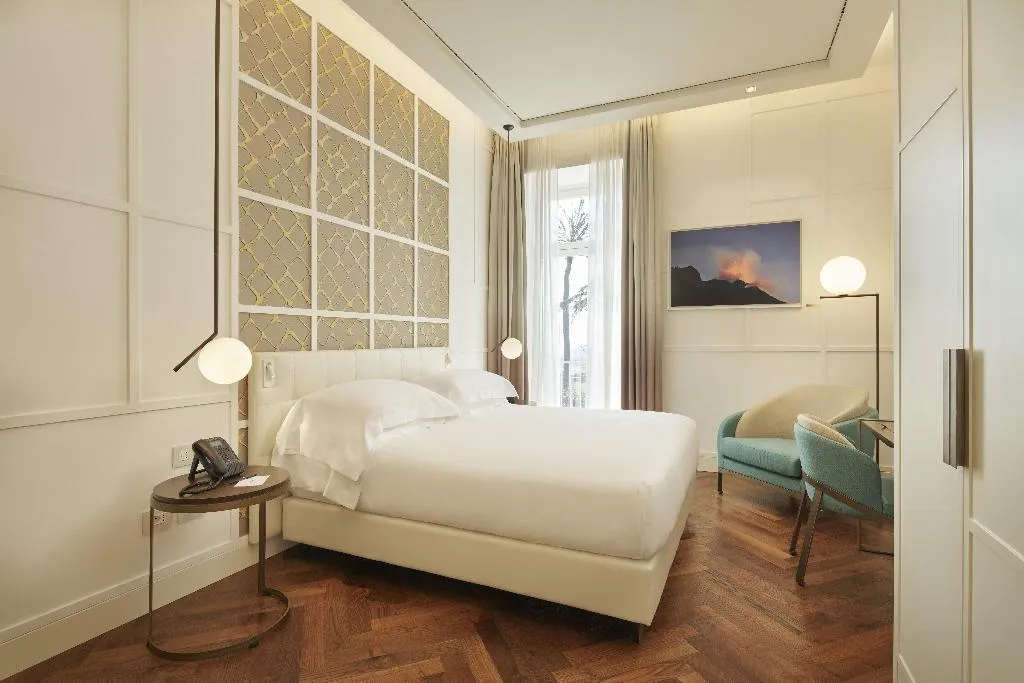 DOUBLE Accessible KING SIZE BED Room, de Bonart Naples-Curio Collection by Hilton, Naples