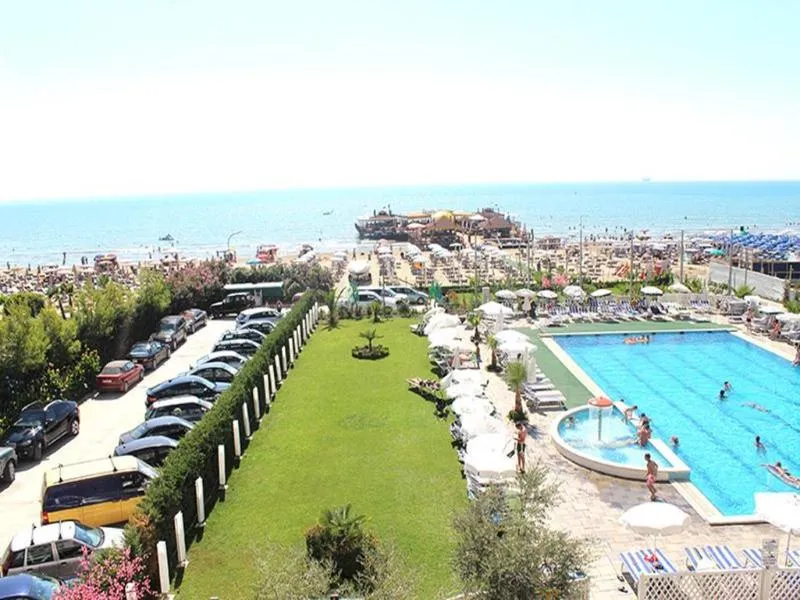 Pool, Bleart, Durres