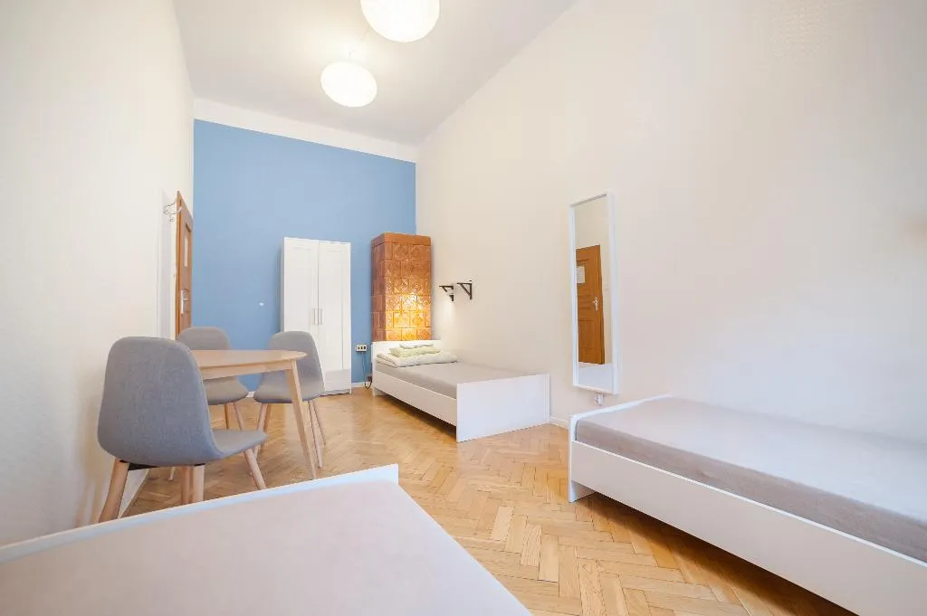 TRIPLE WITH SHARED BATHROOM Room, Dizzy Daisy Hostel, Krakow