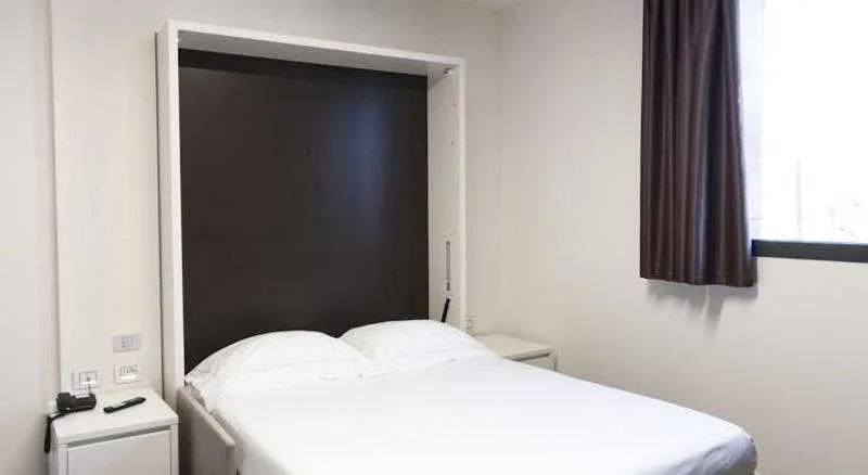 Room, 57 Reshotel Orio, Milan