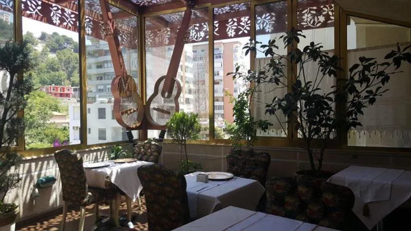 Restaurant, 2 Kitarrat, Durres