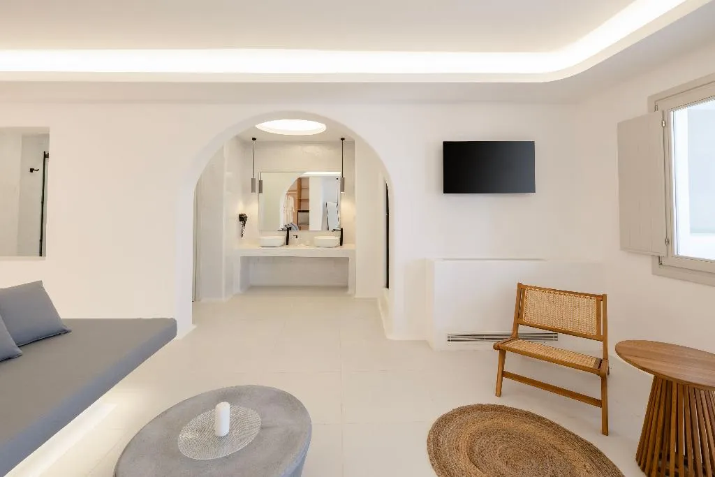 SUITE DELUXE GARDEN VIEW Room, Zannos Melathron Hotel By Omilos Hotels, Santorini