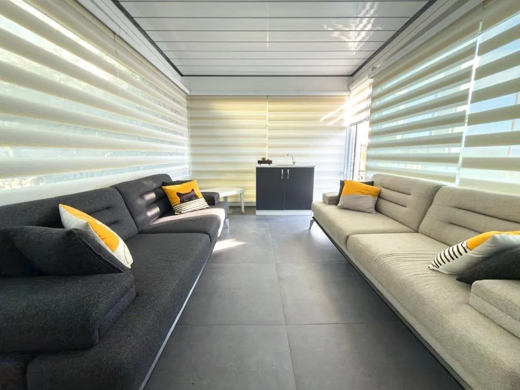 Room, Un Amor Hotel, Dalaman