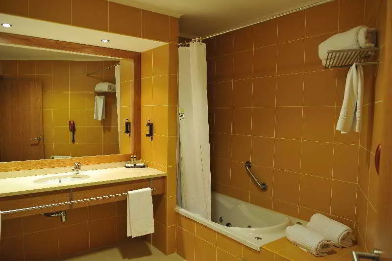 Room, Lusitânia, Porto