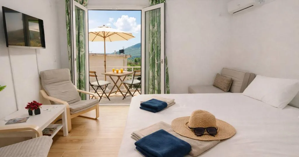 TRIPLE TWO KING BEDS Room, Karavaki Apartments, Zante
