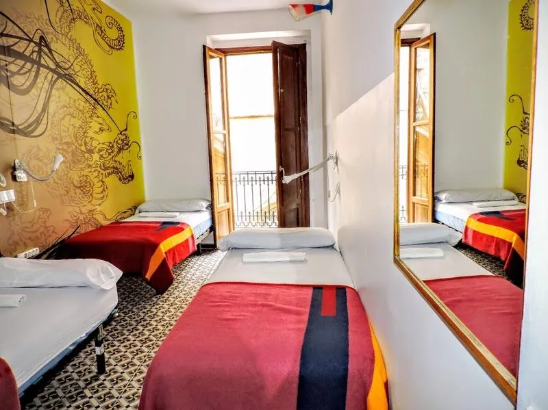 Bed in dormitory WITH SHARED BATHROOM Room, Home Youth Hostel, Valencia