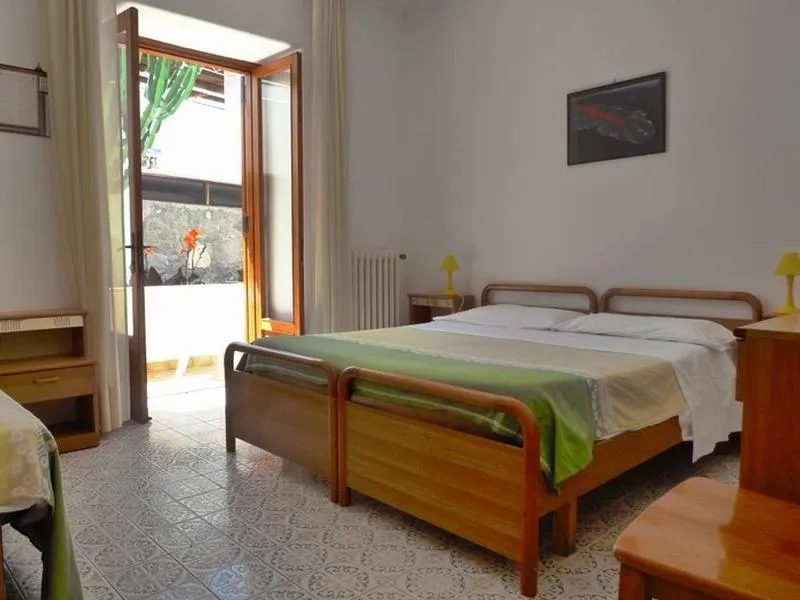 Room, Cesotta, Naples