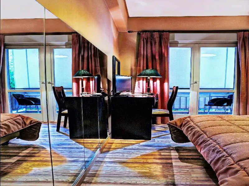 Room, Nicola, Athens