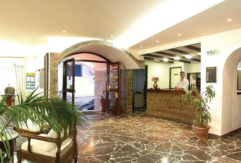 Lobby, Maragakis, Crete