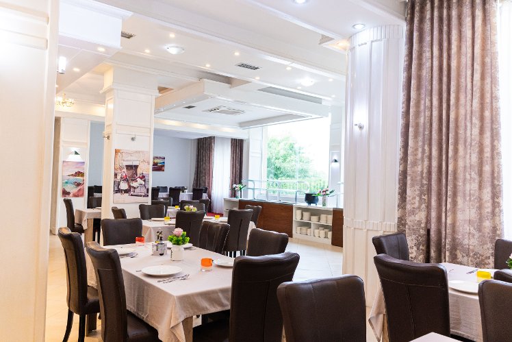 Prince Hotel, Kavaje