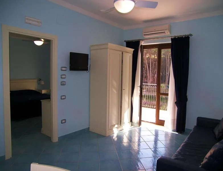 QUADRUPLE SUPERIOR Room, Parco dei Principi, Naples