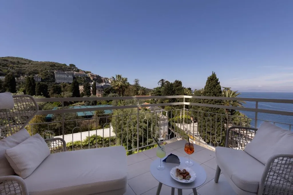 DOUBLE SEA VIEW WITH BALCONY Room, Hotel Regina Sorrento, Naples