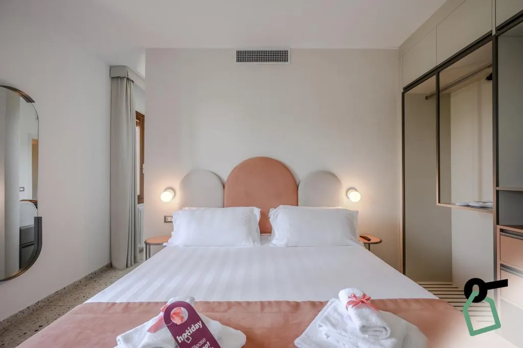 DOUBLE GARDEN VIEW KING BED Room, Hotiday Venezia Cape, Venice
