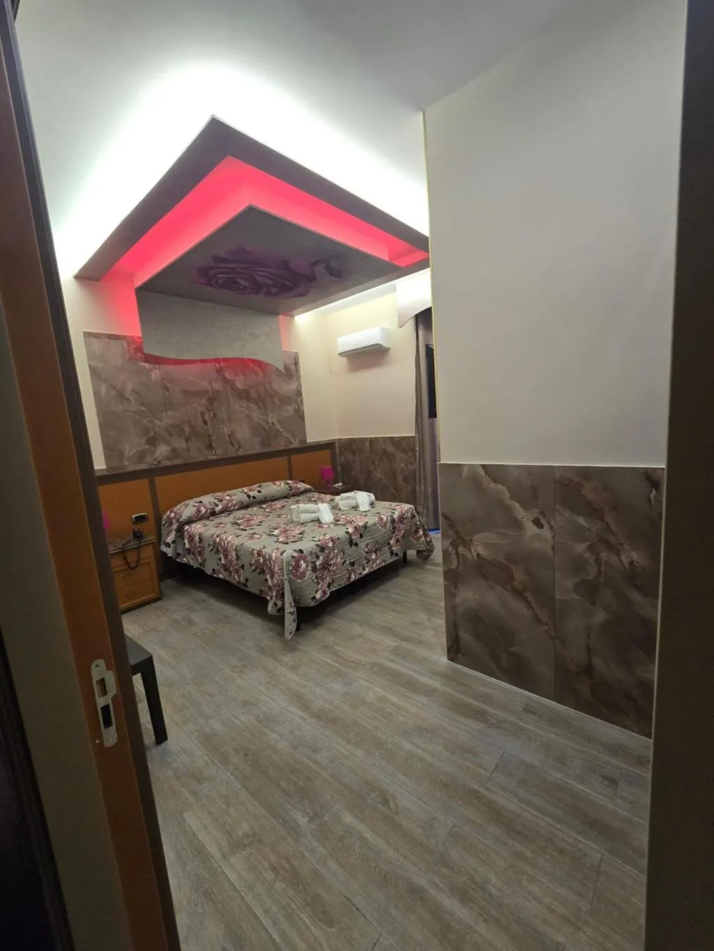 DOUBLE SUPERIOR KING BED Room, Iris, Naples