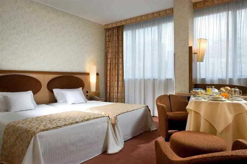 SINGLE QUEEN SIZE BED Room, Mercure Roma West, Rome