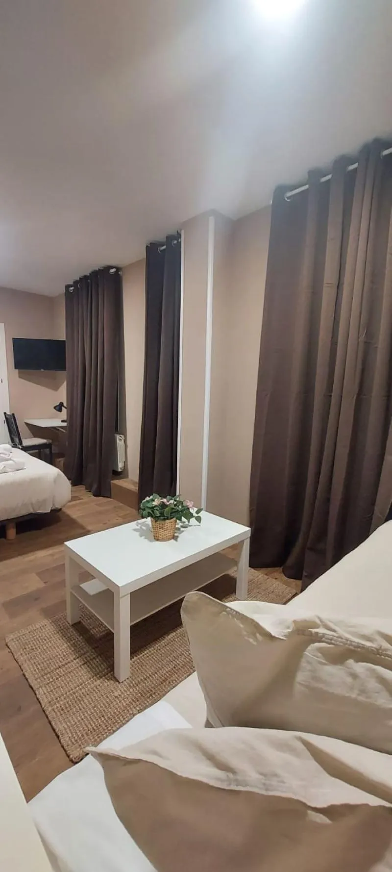 QUADRUPLE ONE BEDROOM ONE BATHROOM Room, El Palacete De La Almudayna, Madrid