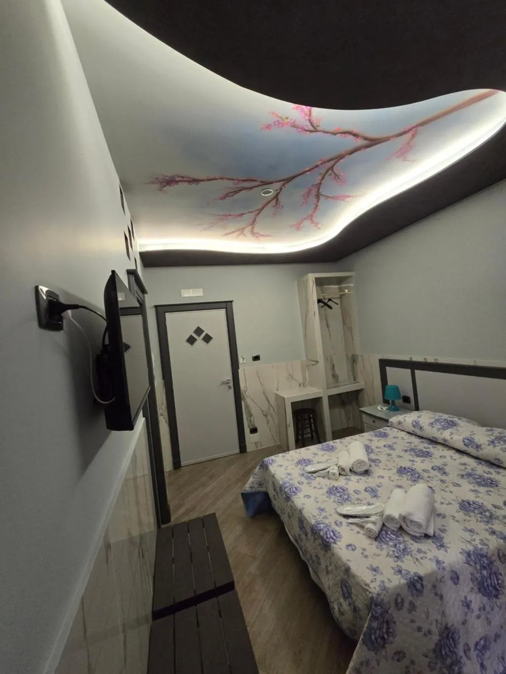DOUBLE SUPERIOR KING BED Room, Iris, Naples