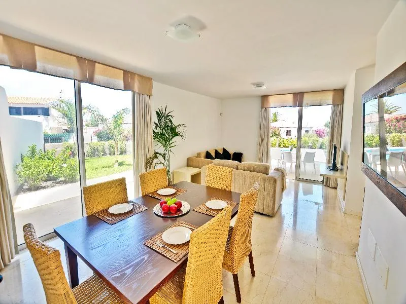 VILLA THREE BEDROOMS WITH PRIVATE POOL Room, Sun Bay Villas, Tenerife