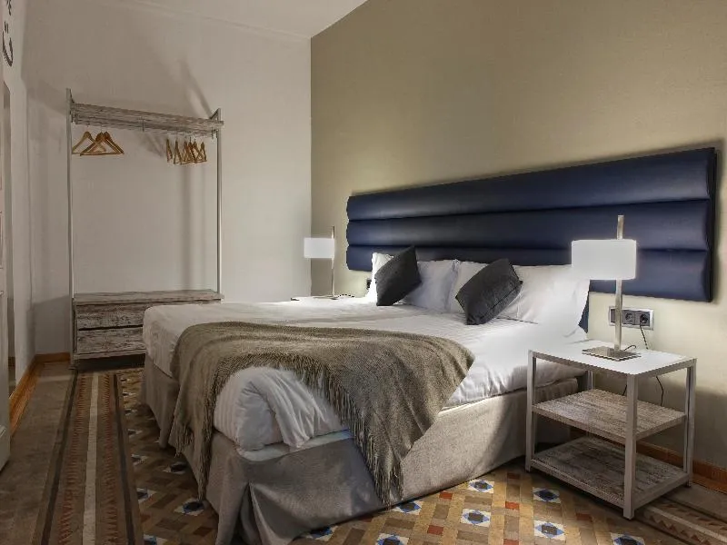 APARTMENT CAPACITY 5 THREE BEDROOM Room, MH Apartments Tetuan, Barcelona
