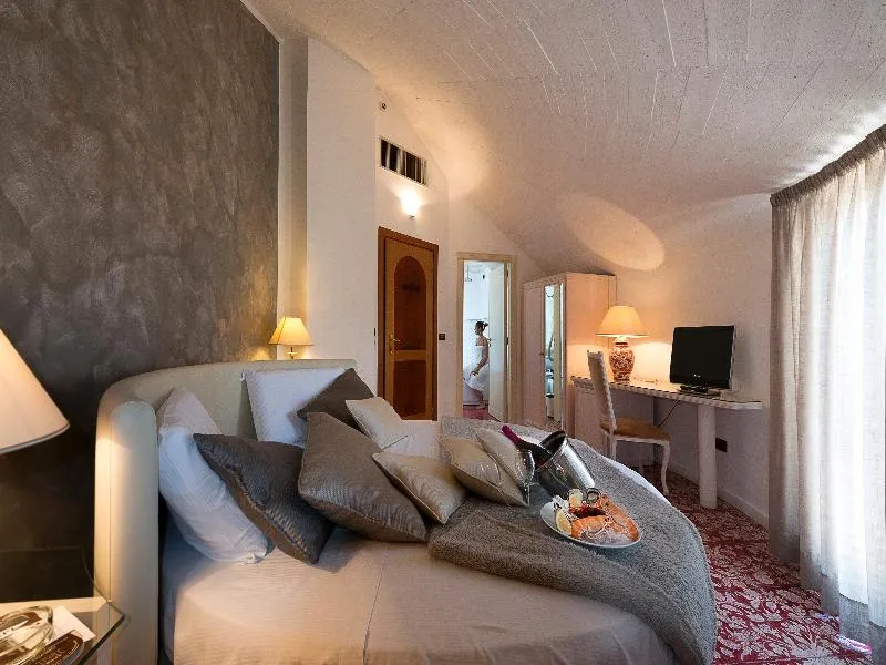Room, Leonessa Hotel, Naples