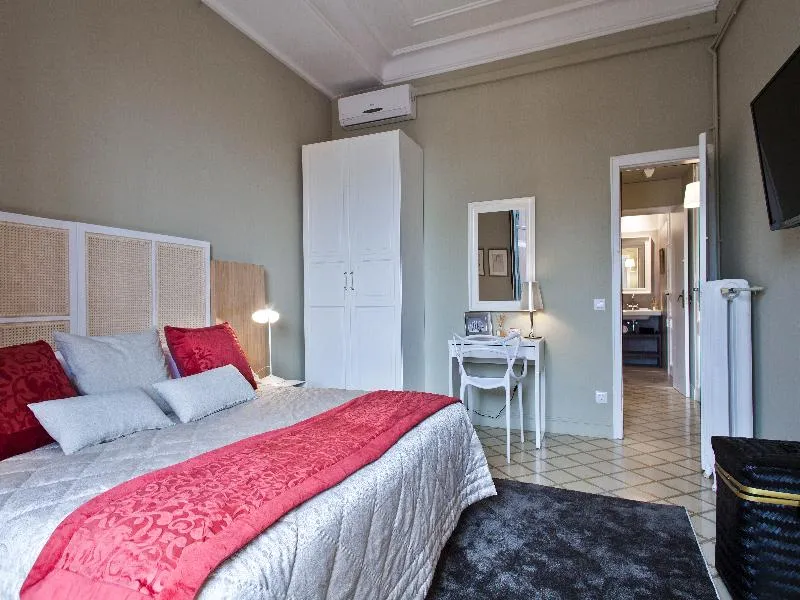 APARTMENT THREE BEDROOMS TWO BATHROOMS Room, Urban District, Barcelona