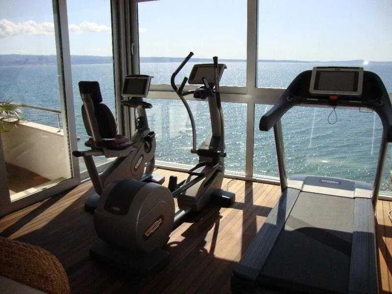Sports and Entertainment, San Antonio, Split