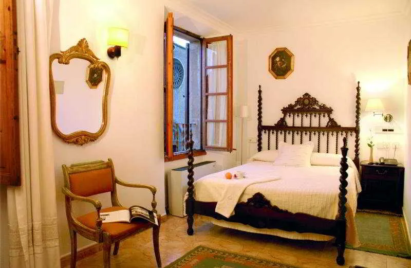 Room, Juma, Majorca