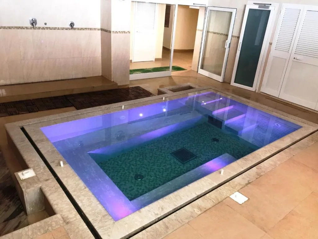 Pool, Bristol Terme, Naples