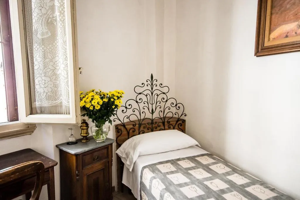 SINGLE WITH SHARED BATHROOM Room, Il Bargellino, Florence