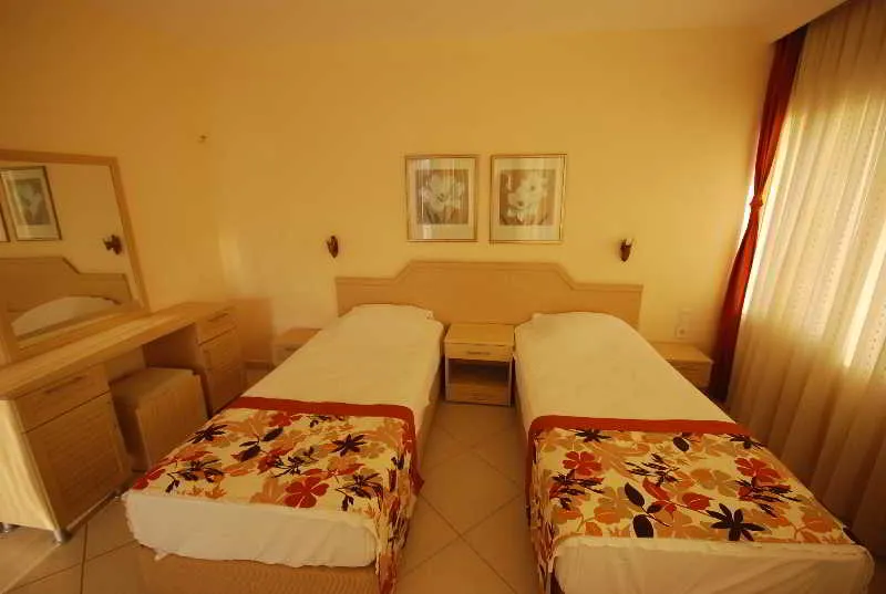 Room, Malhun, Dalaman