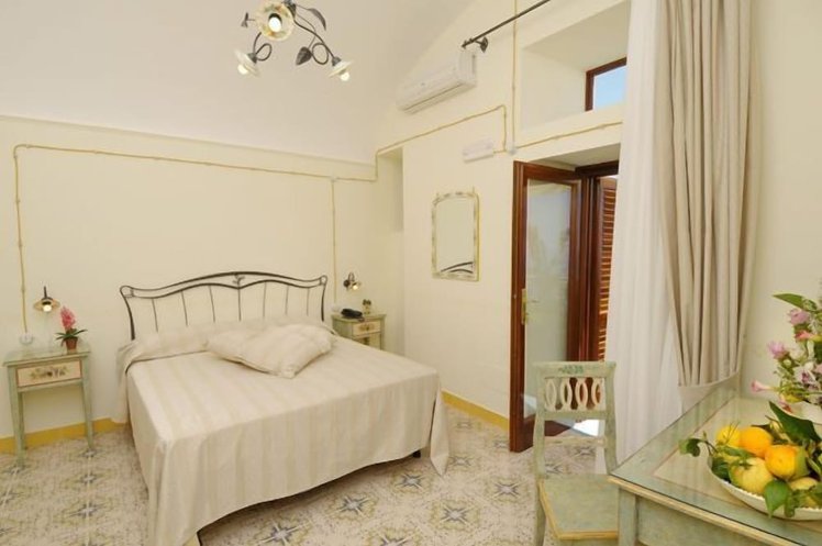 Locanda degli Dei, Naples