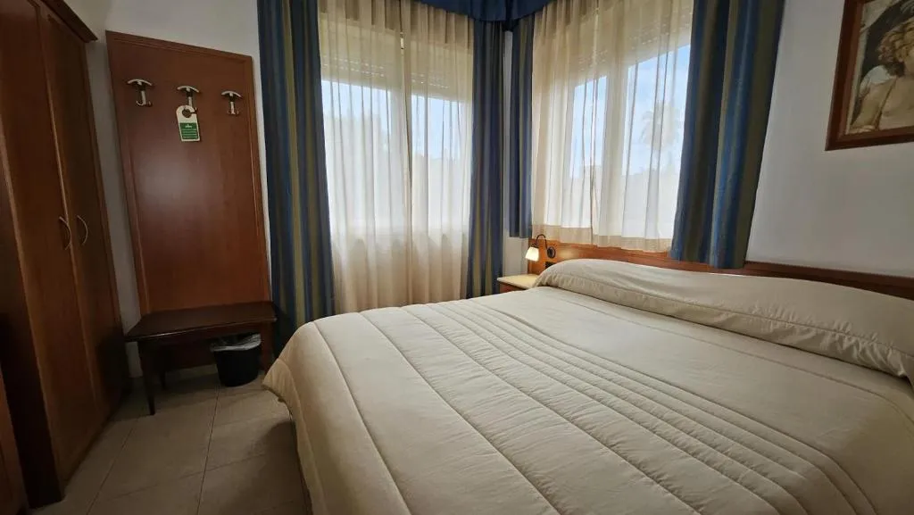 DOUBLE KING SIZE BED Room, GH Hotel & Restaurant, Palermo