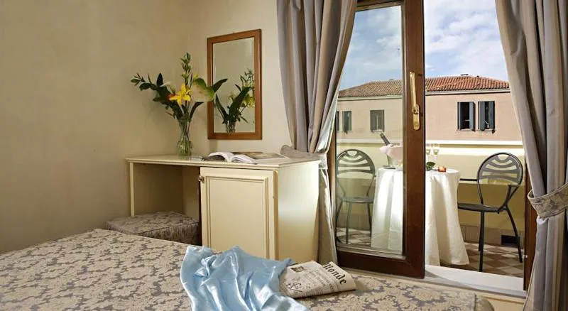 Room, Carlton Capri, Venice