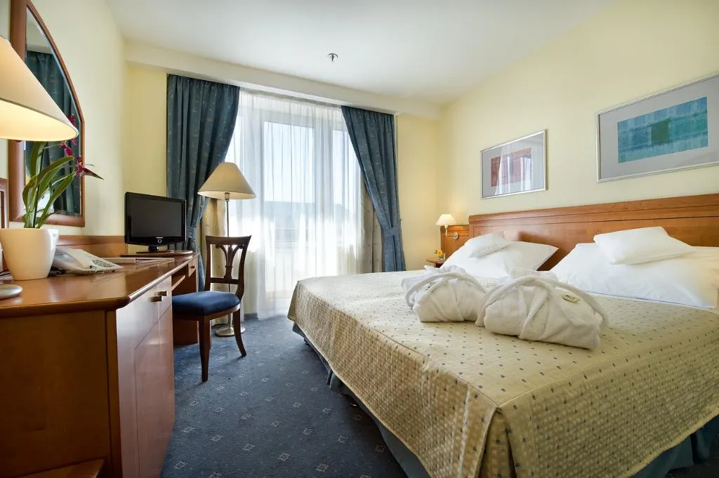DOUBLE EXECUTIVE KING BED Room, Ramada Prague City Centre, Prague
