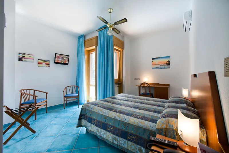 FAMILY ROOM STANDARD Room, Hotel San Pietro, Naples