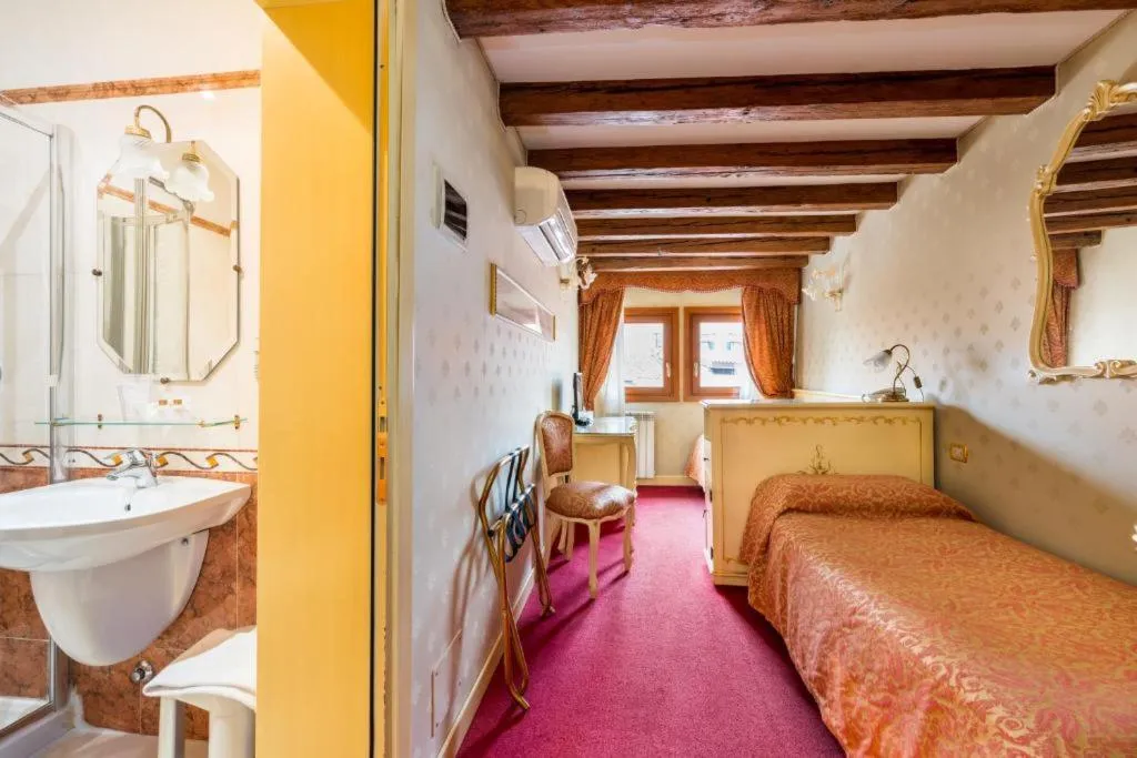 TWIN ECONOMY Room, Locanda Al Leon, Venice