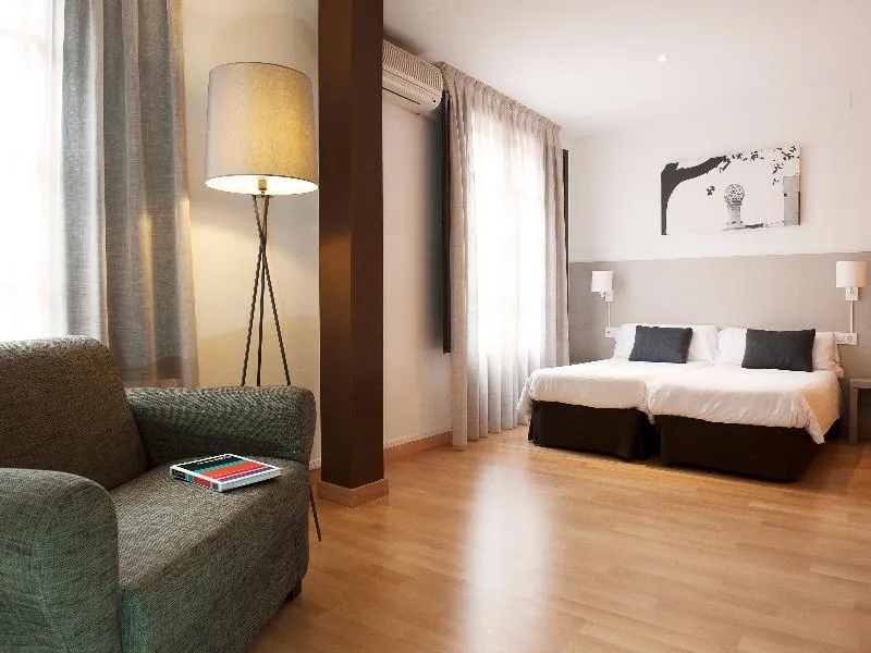 STUDIO CAPACITY 5 Room, MH Apartments Opera Rambla, Barcelona