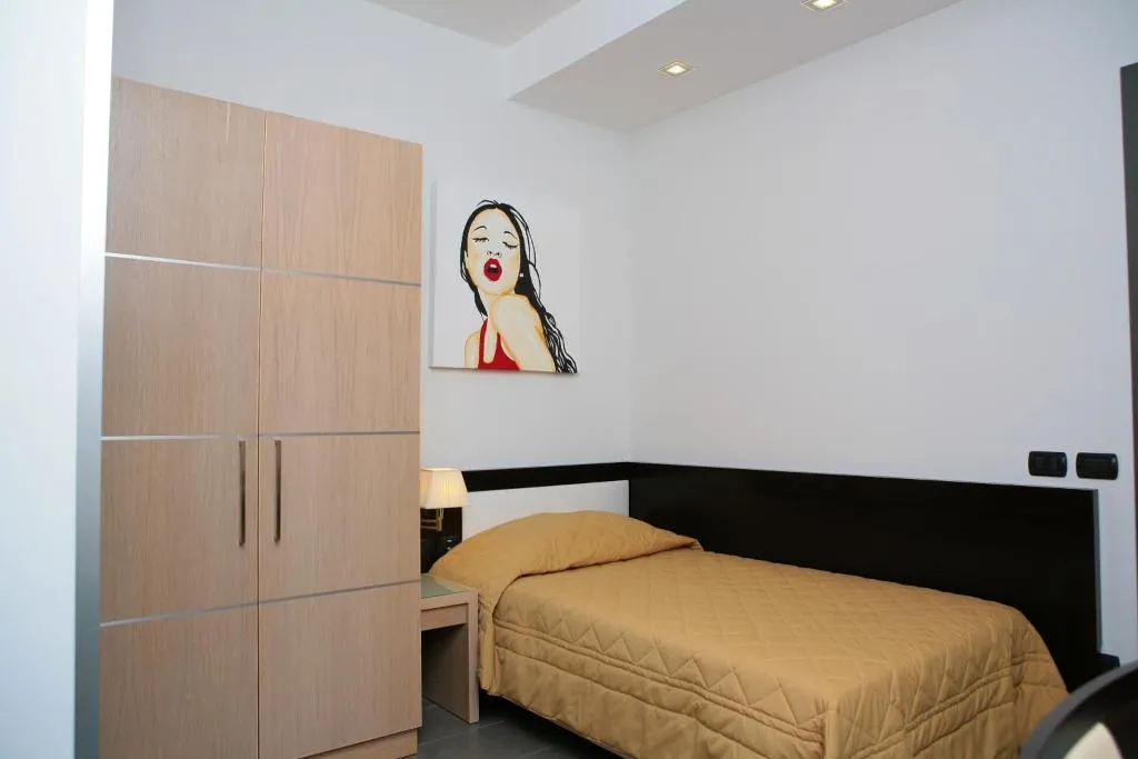 SINGLE WITH BALCONY Room, Visagi, Naples