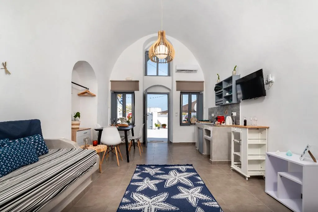 FAMILY ROOM TWO BEDROOMS ONE BATHROOM Room, 1812 Caves 'n Mansion, Santorini