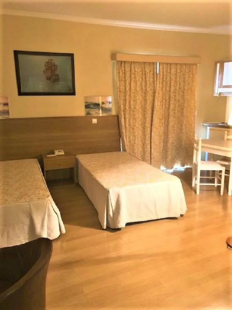 Room, Residencial Chafariz, Madeira
