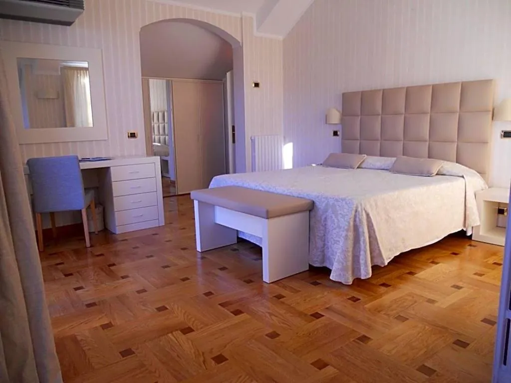 JUNIOR SUITE STANDARD Room, Hotel Metropole, Cagliari