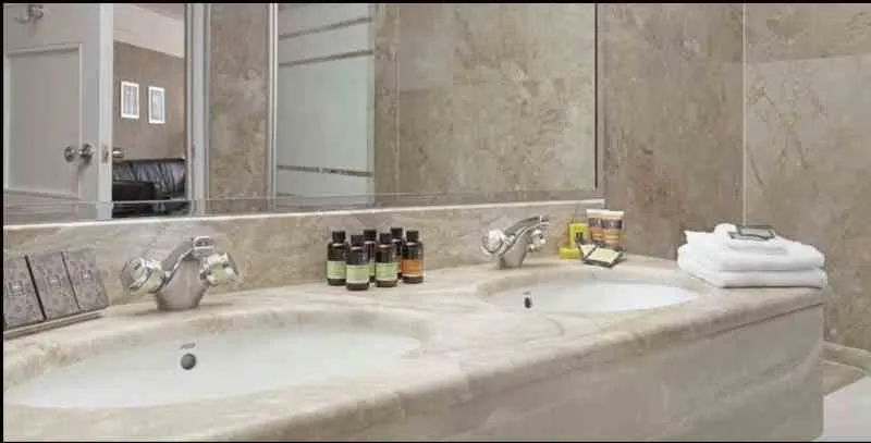TRIPLE EXECUTIVE Room, NJV Athens Plaza, Athens