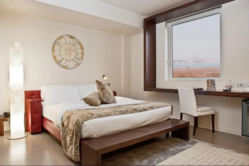 Room, Antony, Venice
