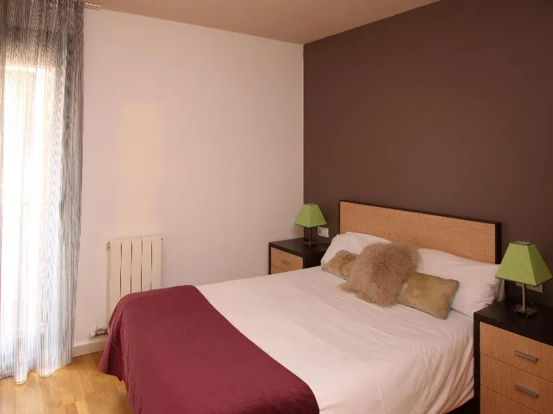 APARTMENT CAPACITY 4 TWO BEDROOMS Room, MH Apartments Ramblas, Barcelona