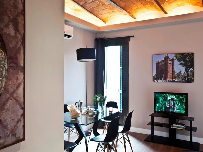 APARTMENT CAPACITY 6 Room, AinB Eixample-Miro Apartments, Barcelona