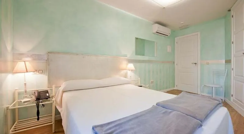 DOUBLE SINGLE USE STANDARD Room, YIT Puerta Bisagra, Madrid