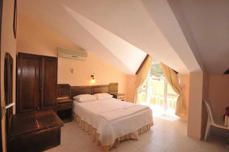 Room, Efem, Dalaman