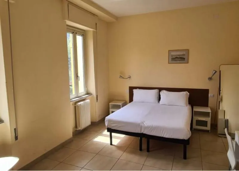 DOUBLE Private external bathroom Room, Villa Riari, Rome