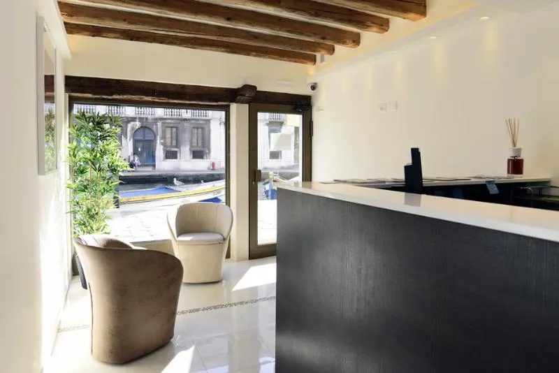 Lobby, Leone, Venice