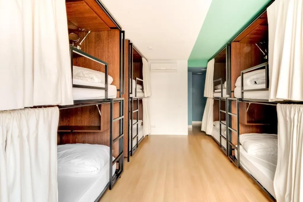 Room CAPACITY 6 Room, Selina Porto, Porto